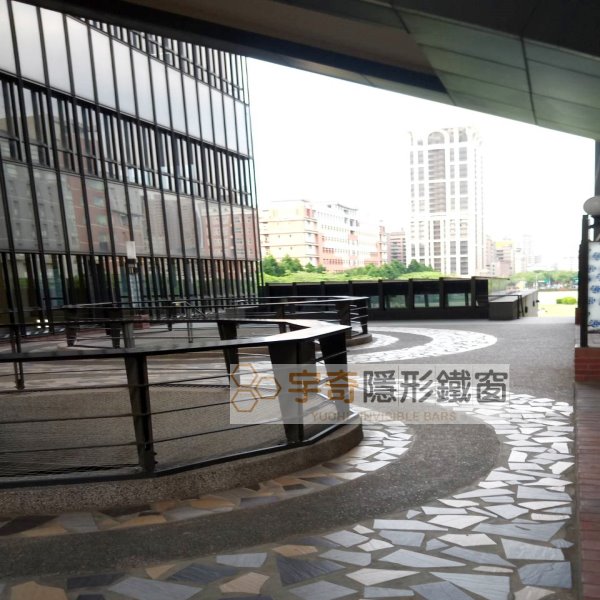 台北大學 – 設置隱形鐵窗作為防墜網、天井安全網