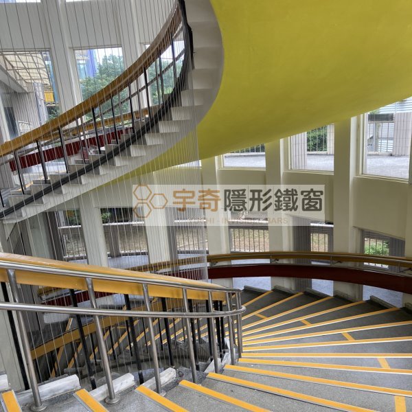 台北大安芳和國中 – 設置隱形鐵窗作為樓梯防墜網 、樓梯安全網