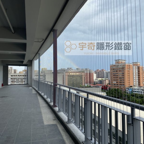 曉明女中 – 走廊設置隱形鐵窗作為防墜措施